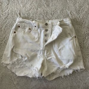White Levi’s 501 Short 🤍🤍